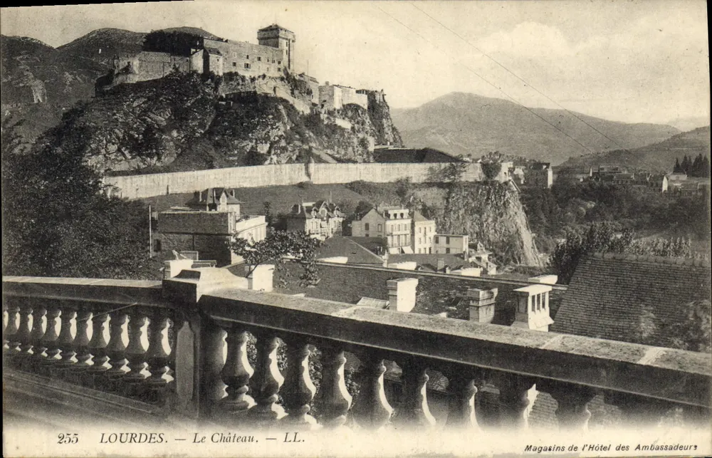 LOURDES — O Castelo — LL. — Lojas do Hotel dos Embaixadores - Frente