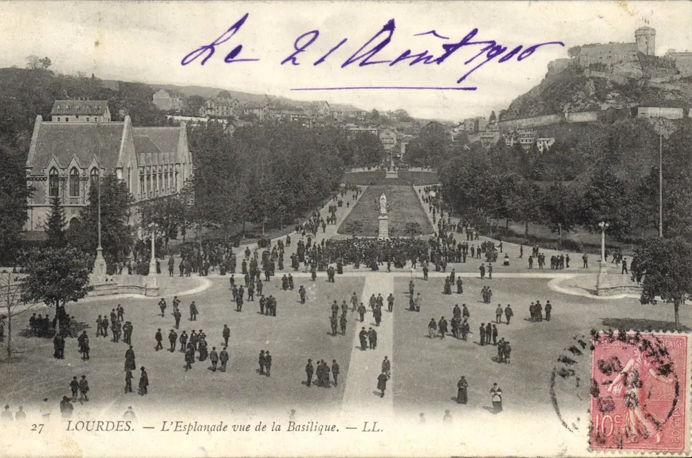 LOURDES — A Esplanada vista da Basílica — LL. — n°27 - Frente