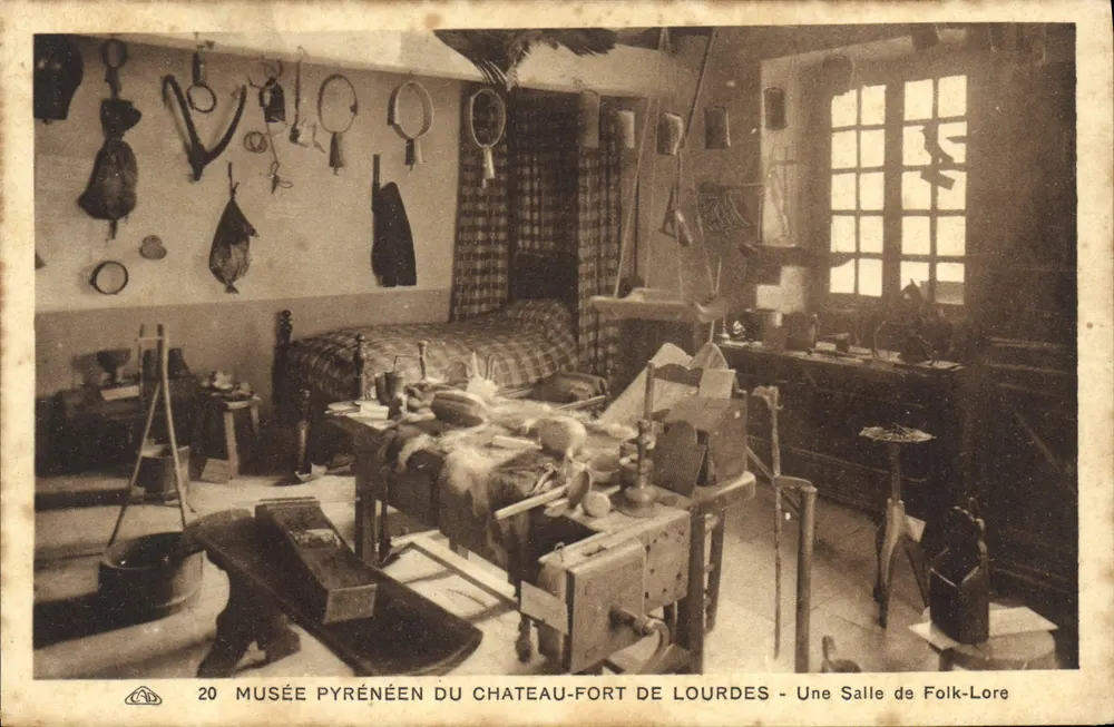 Pyräneen-Museum des Schloss-Forts von Lourdes — Ein Folklore-Raum - Vorderseite