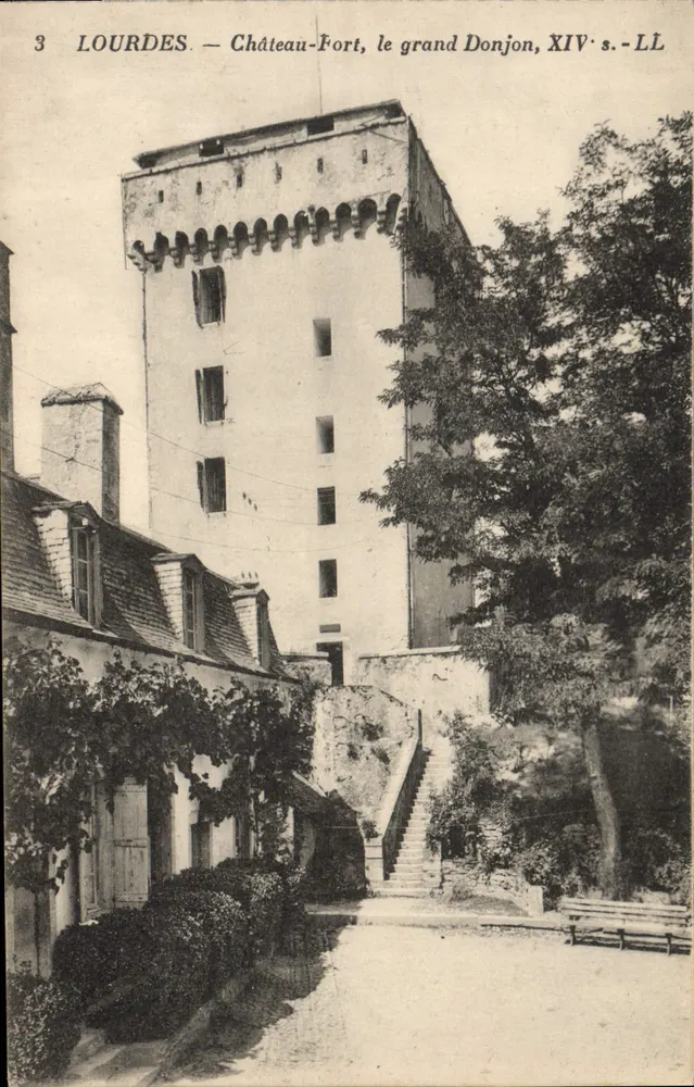 Lourdes — Schloss-Festung, der große Bergfried, 14. Jahrhundert — LL - Vorderseite