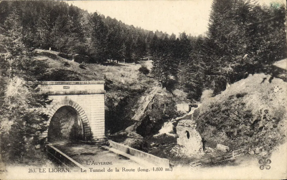 Le Lioran — Der Tunnel der Straße (Länge 1.800 m.) — L'Auvergne - Vorderseite