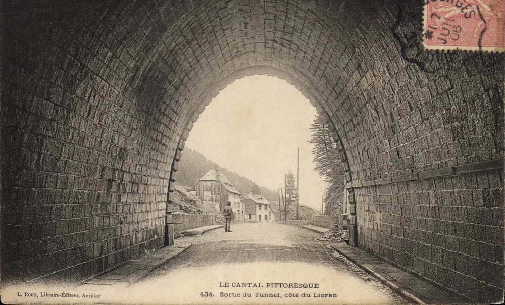 Ausgang des Tunnels, Seite des Lioran — Das pittoreske Cantal — L. Roux, Buchhandlung-Verlag, Aurillac, Nr. 434 - Vorderseite
