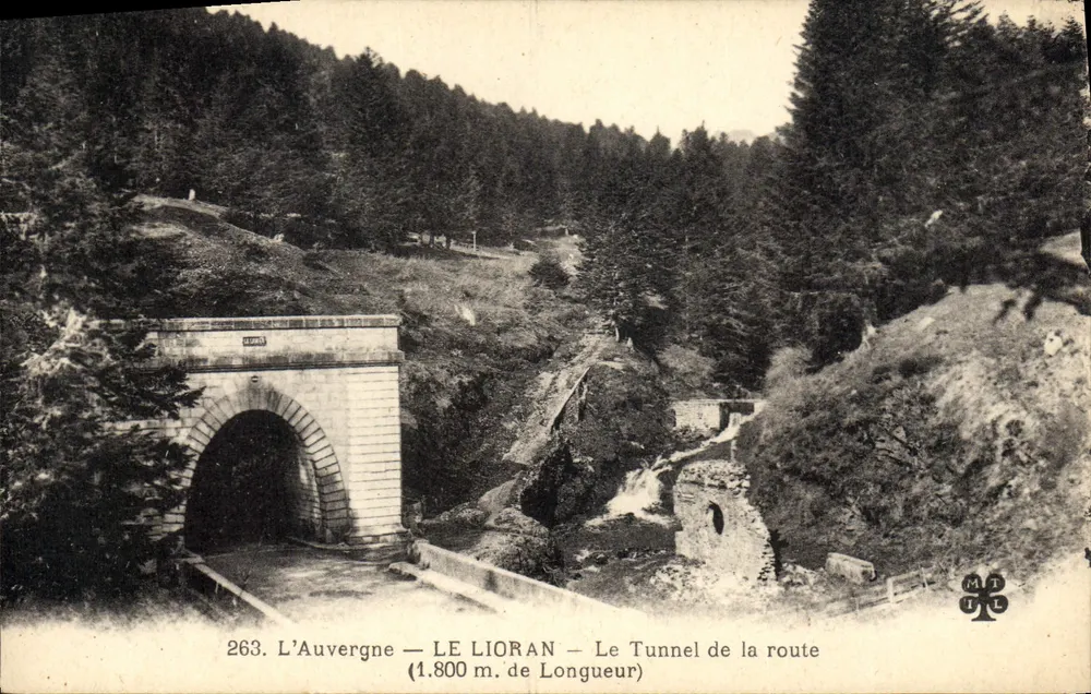 LE LIORAN — Der Straßentunnel (1.800 m. Länge) — MT Lioran - Vorderseite