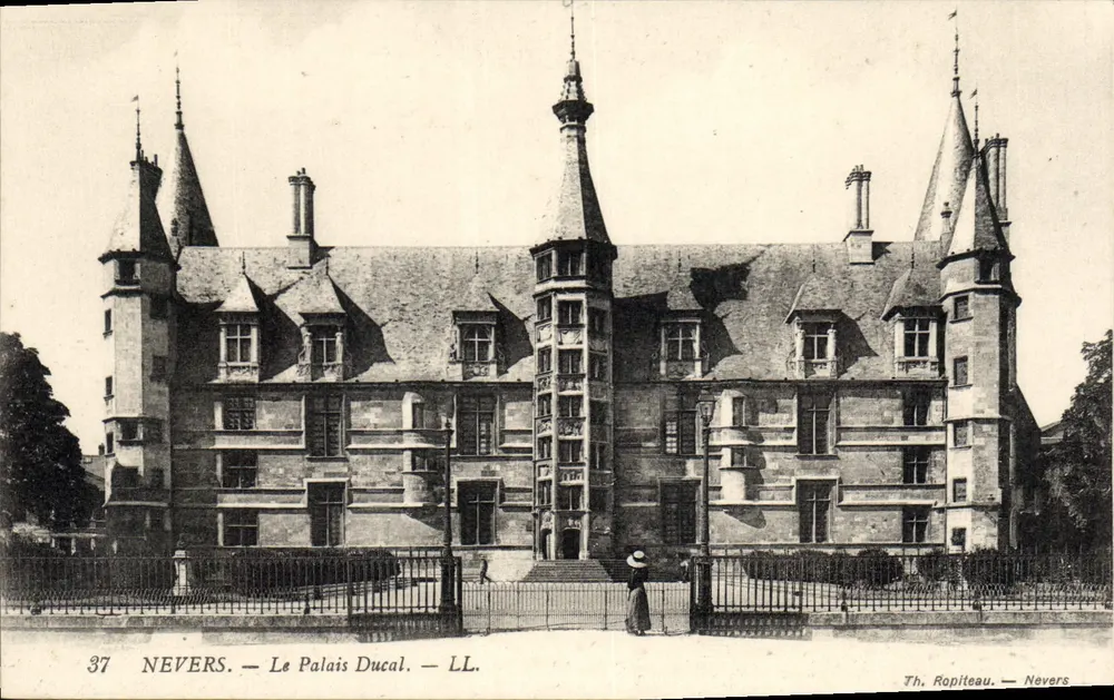 Nevers — O Palácio Ducal — Th. Ropiteau — Nevers - Frente