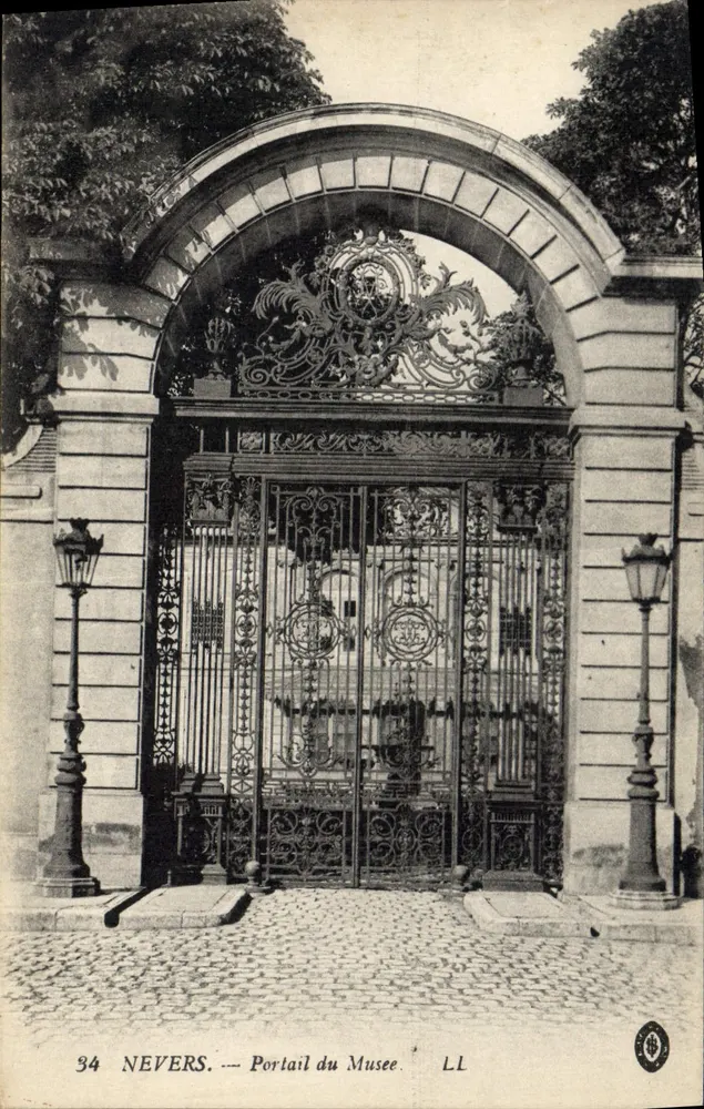 Nevers — Portão do Museu — LL - Frente