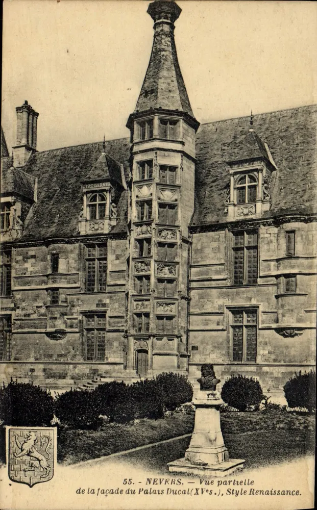 Nevers — Teilansicht der Fassade des Ducal Palastes (15. Jh.), Renaissance-Stil - Vorderseite