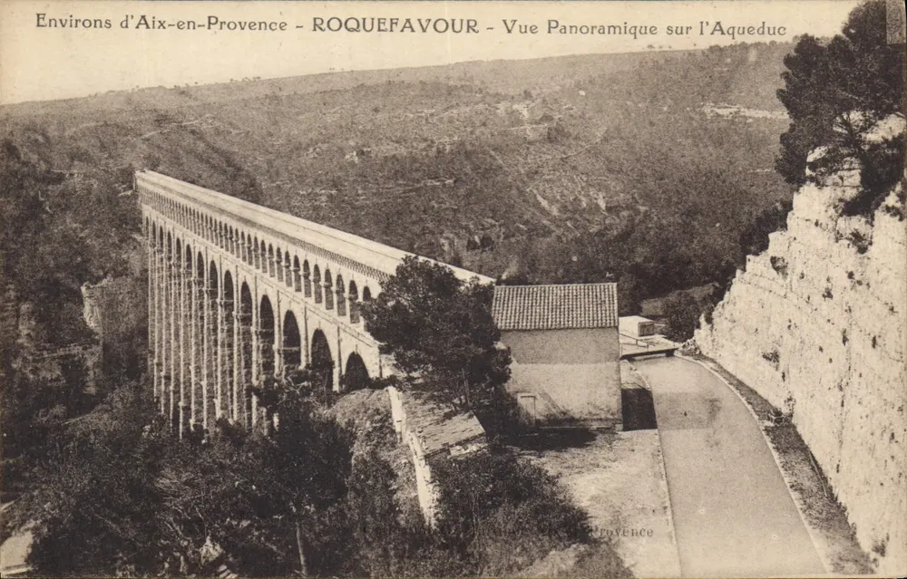 Roquefavour — Panoramablick auf den Aquädukt — Unbekannter Verlag - Vorderseite