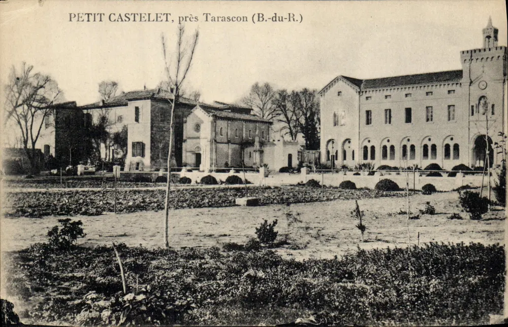 Petit Castelet, perto de Tarascon (B.-du-R.) — vista do castelo e do jardim - Frente