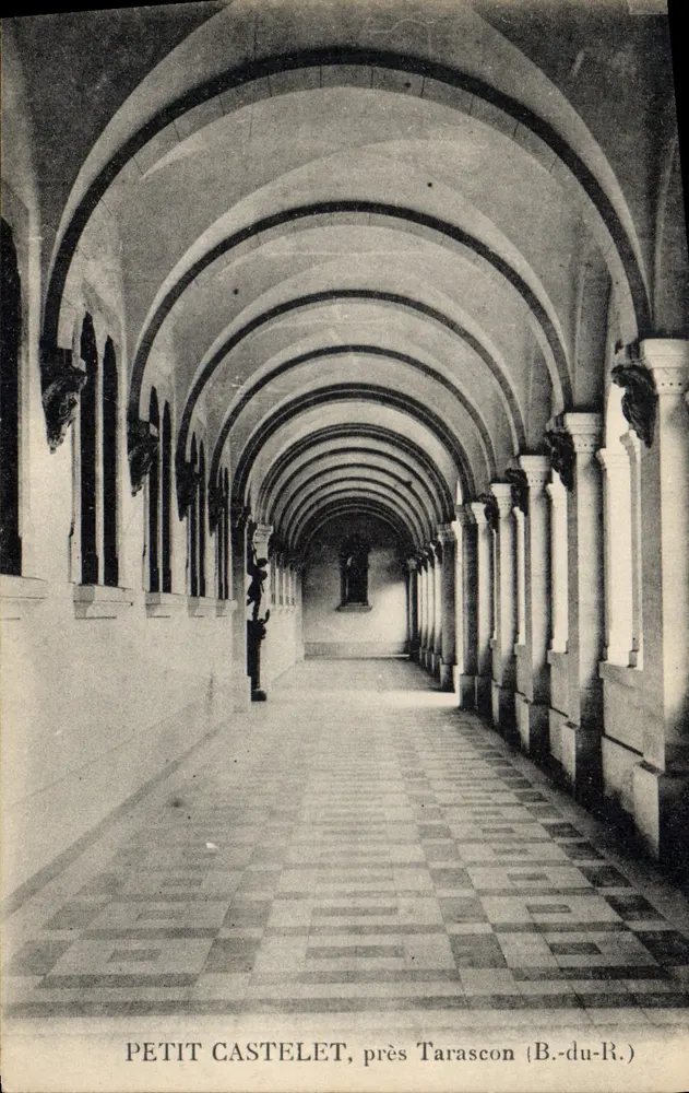 Petit Castelet, perto de Tarascon (B.-du-R.) — galeria com abóbadas e piso em xadrez — editor não identificado - Frente