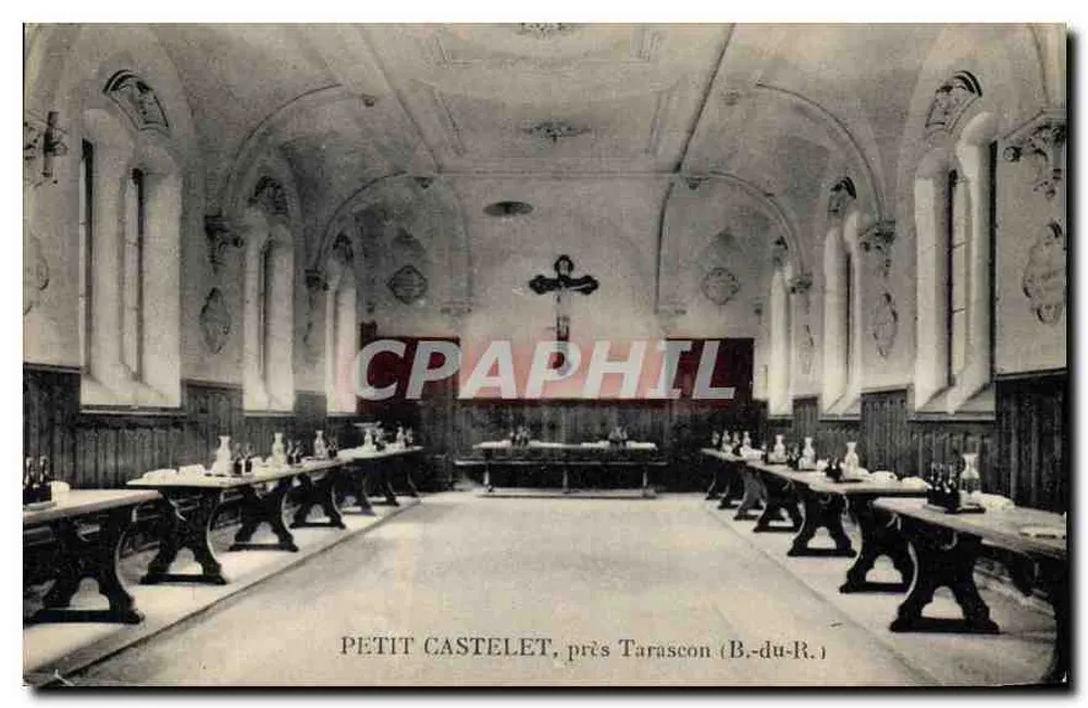 Pequeno Castelet, perto de Tarascon (B.-du-R.) — sala de jantar com mesas e cruz — editor desconhecido, número de série não visível - Frente