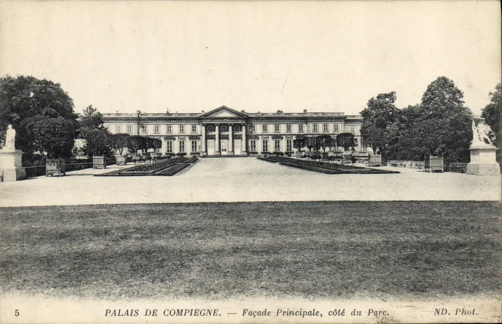 Palácio de Compiègne — Fachada Principal, lado do Parque — ND. Phot. - Frente