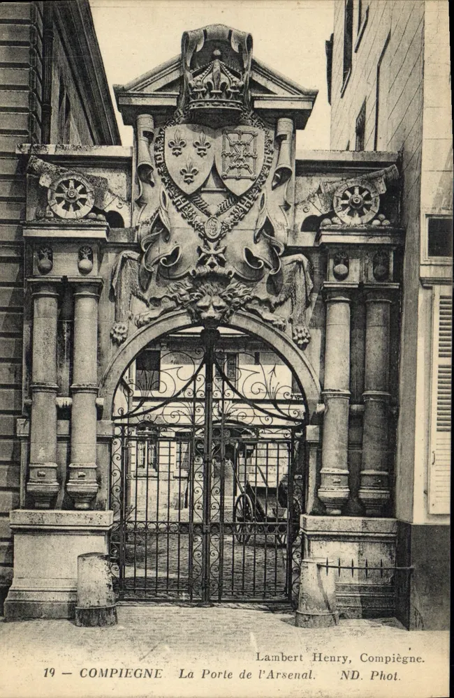 Compiegne — Brama Arsenalu — Lambert Henry, Compiègne. ND. Fot. - Awers