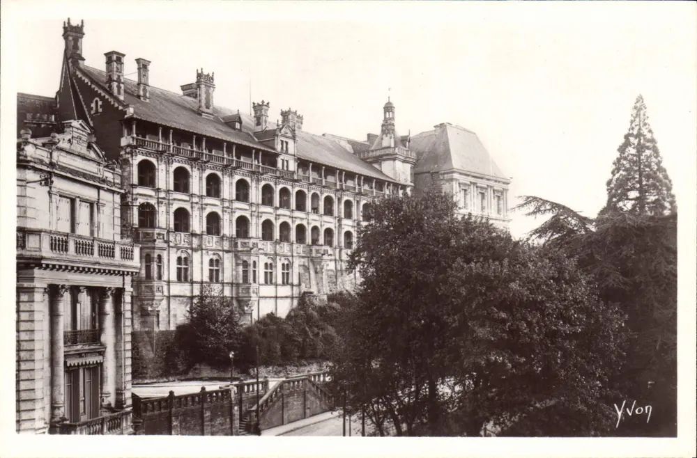 Schloss Blois — Schlösser der Loire — Kunstausgabe YVON - Vorderseite