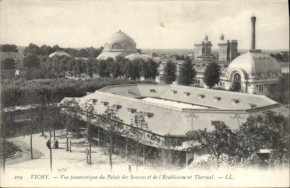 Vichy — Panoramablick auf das Palais der Quellen und das Thermalbad — LL. - Vorderseite
