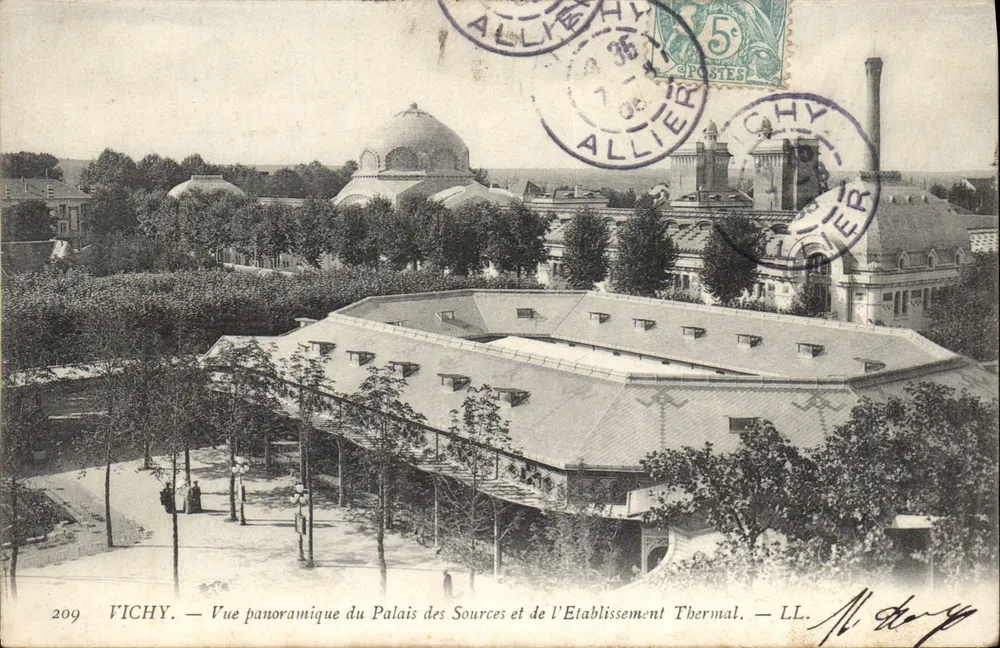 Vichy — Panoramablick auf das Palais der Quellen und die Thermalanlage — LL. - Vorderseite