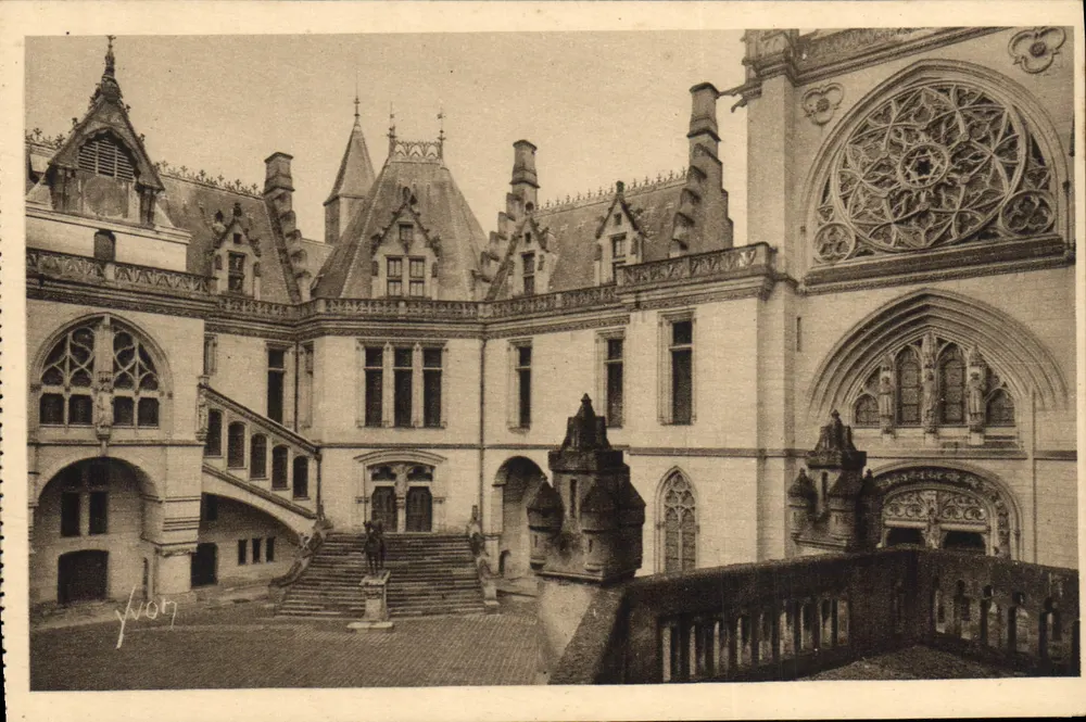 Castelo de Pierrefonds — A Cour d'Honneur — Éditions d'Art Yvon - Frente