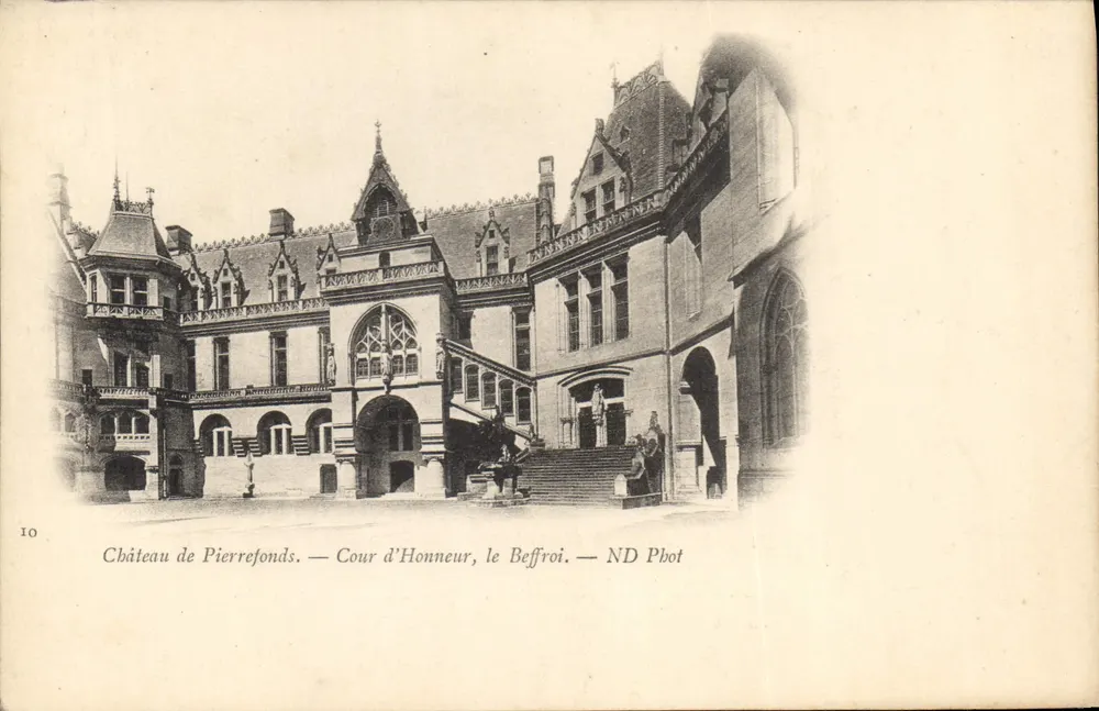 Castelo de Pierrefonds — Cour d'Honneur, o Sino — ND Phot - Frente