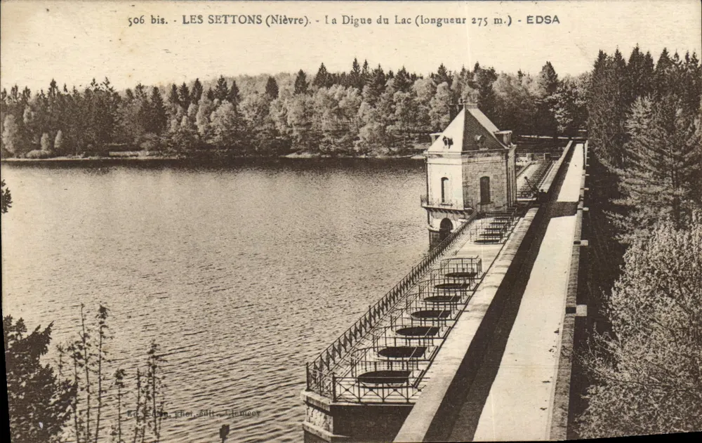 Les Settons (Nièvre) — De Dijk van het meer (lengte 275 m.) — ÉdSA - Voorkant