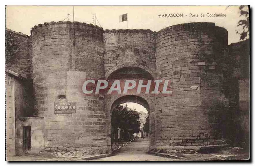 Tarascon - Porta de Condamine — vista da antiga porta fortificada com bandeira francesa — editor Prelu Goodrich - Frente