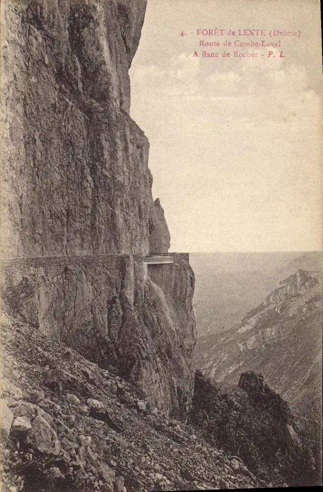 Wald von Lente (Drôme) — Straße nach Combe-Laval, an der Felswand — P. L. - Vorderseite