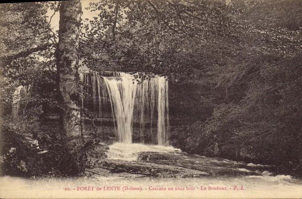 Wasserfall unter Bäumen — Forêt de Lente (Drôme) — P. L. - Vorderseite