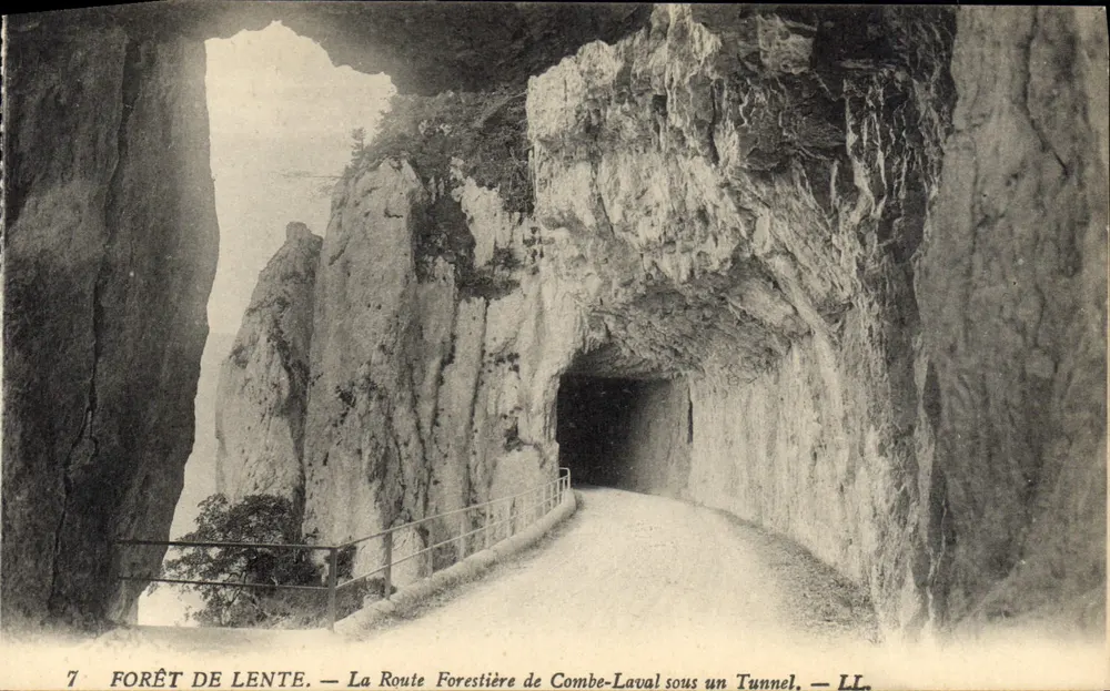 Wald von Lente — Die Waldstraße von Combe-Laval unter einem Tunnel — LL. - Vorderseite