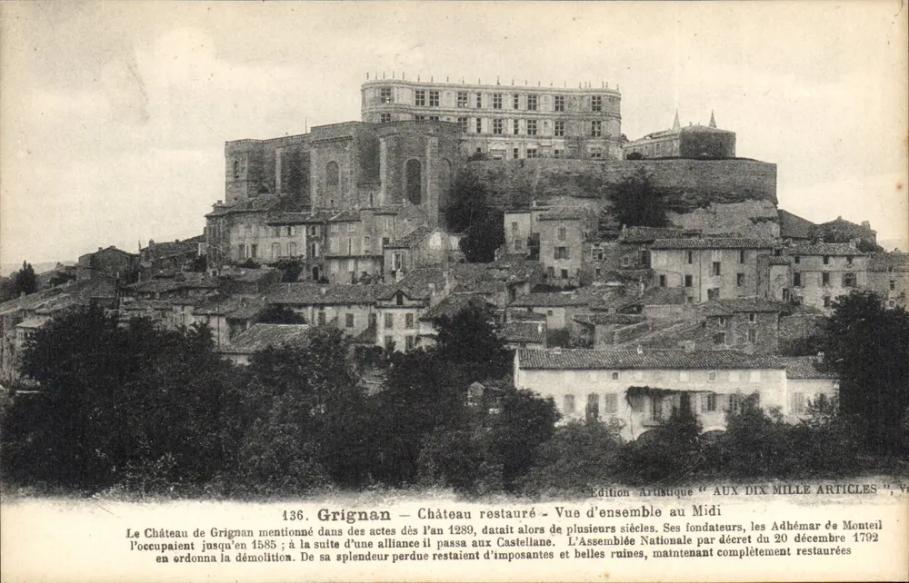 Grignan — Castelo restaurado — Vista geral para o Sul — Edição Artística "Aux Dix Mille Articles", n°136 - Frente