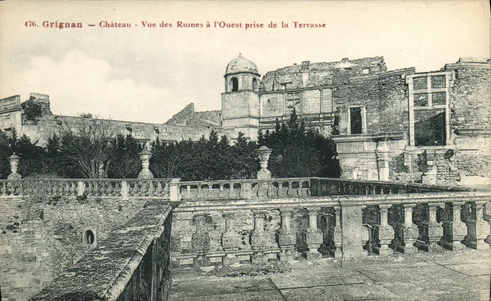 Grignan — Schloss — Ansicht der Ruinen im Westen von der Terrasse - Vorderseite