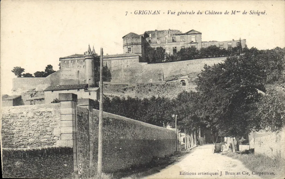 Grignan - Allgemeiner Blick auf das Schloss der Frau de Sévigné — Künstlereditionen J. Brun & Cie, Carpentras - Vorderseite