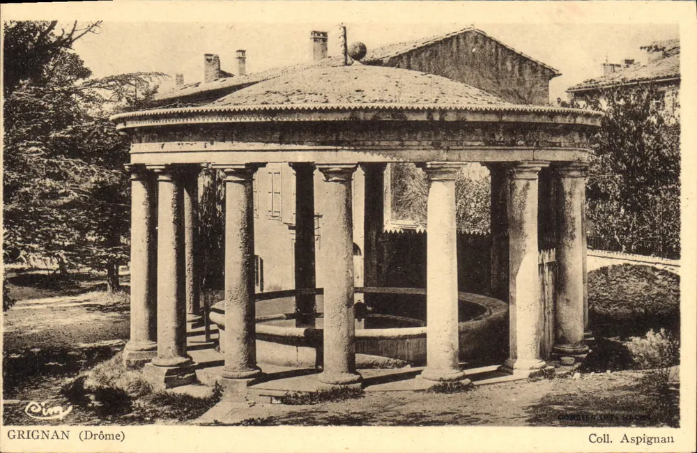 Grignan (Drôme) — Fontaine com colunas — editor Coll. Aspignan - Frente