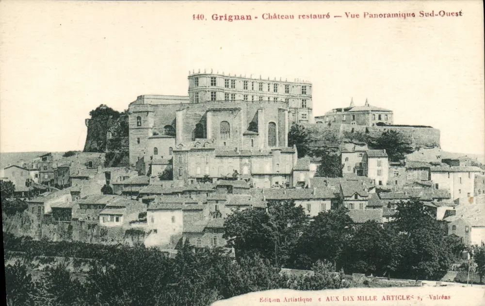Grignan - Restaurierter Schloss — Panoramablick Süd-West — Künstlerische Ausgabe AUX DIX MILLE ARTICLES, Valréas - Vorderseite