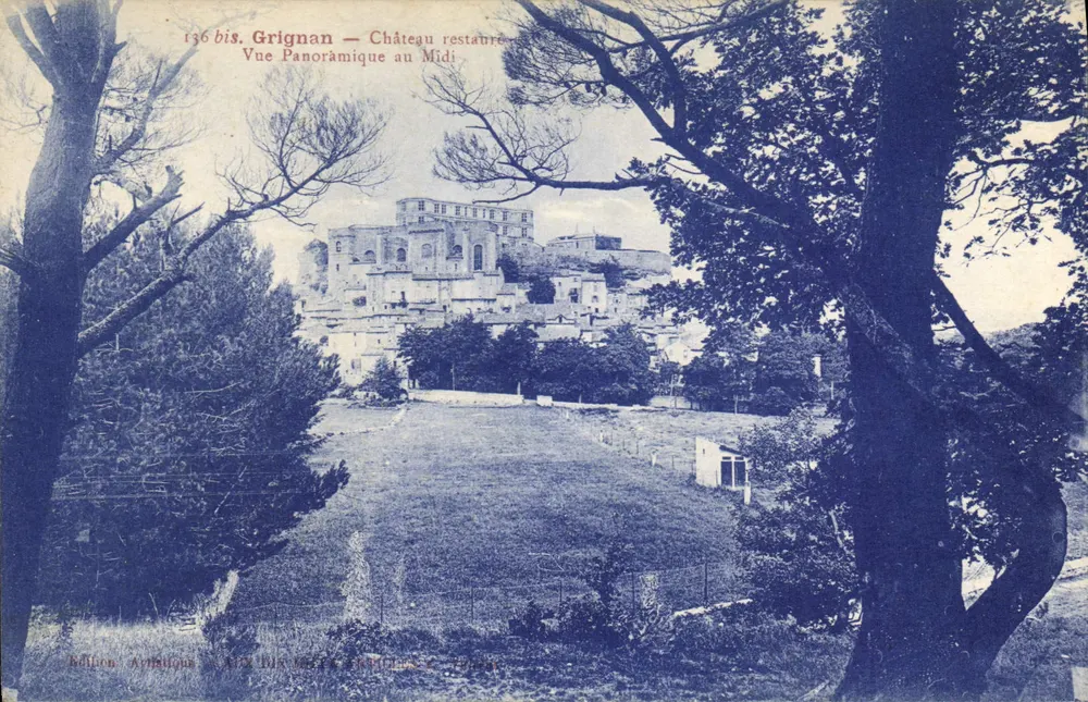 Grignan — Restauriertes Schloss — Panoramablick nach Süden - Vorderseite
