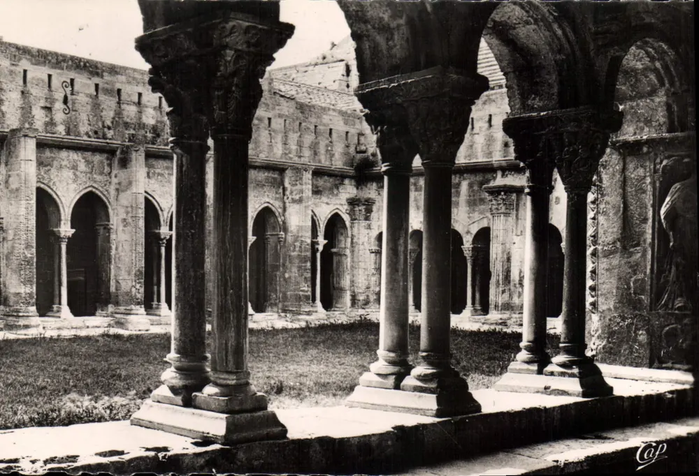 Arles - Claustro de São Trofiméu — Galeria (século XII) — Cie des Arts, Paris - Frente
