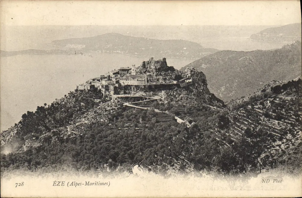 Èze (Alpes-Maritimes) — vista panorâmica do vilarejo elevado — ND Phot, n° 728 - Frente