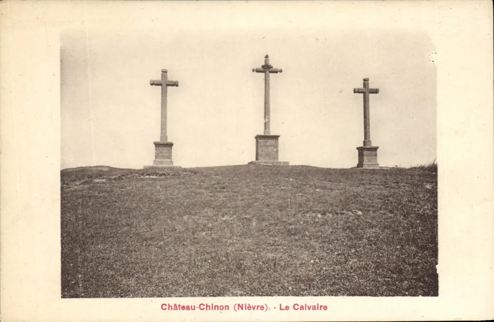 Castelo-Chinon (Nièvre) - O Calvário — três cruzes sobre um monte - Frente