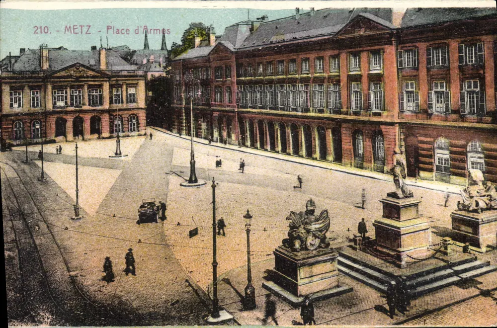 METZ - Place d'Armes — vista panorâmica com estátuas e trilhos — editor P. Bouanevie, n° 210 - Frente