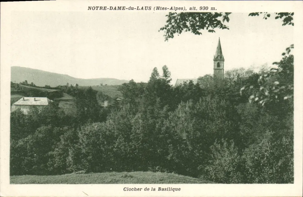Notre-Dame-du-Laus (Hautes-Alpes), H. 930 m. — Glockenturm der Basilika - Vorderseite