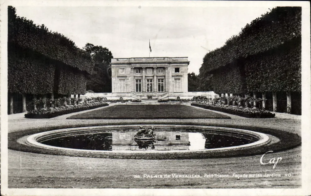 Schloss Versailles — Petit Trianon — Fassade zum Garten — Cap - Vorderseite