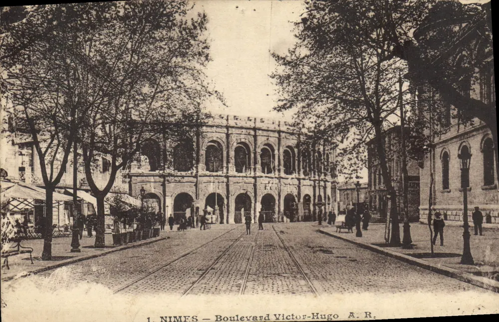 Nîmes — Boulevard Victor-Hugo — A. R. - Frente