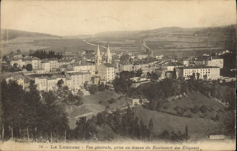 La Louvesc — Allgemeiner Blick, aufgenommen von oben am Boulevard des Éléants — Phototypie Paillier, Lyon, n°74 - Vorderseite