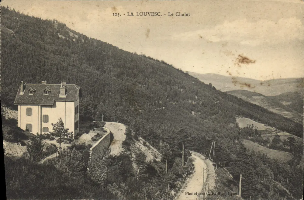 La Louvesc - O Chalet — Vista panorâmica de uma casa em uma estrada de montanha — Phototypie G. Paullier, Lyon, n°123 - Frente