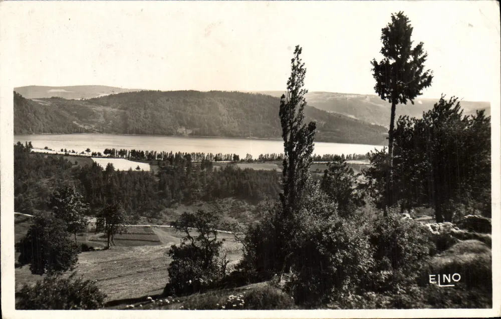 Lac d'Issarlès — allgemeiner Blick von La Sage — Verlag Léon Marquet, Le Puy - Vorderseite