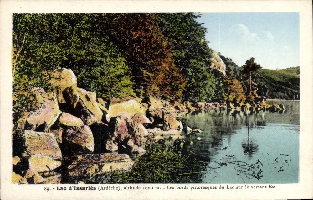 See Issarlès (Ardèche), Höhe 1000 m — pittoreske Ufer des Sees auf der Ostseite — Éditions artistiques Haend-Centard - Vorderseite