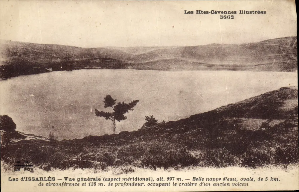Lac d'Issarlès — Allgemeiner Blick (südlicher Aspekt), Höhe 997 m. — Schöne Wasserfläche, oval, 5 km Umfang und 138 m Tiefe, in einem alten Vulkankrater gelegen — Les Htes-Cévennes Illustrées 3862 - Vorderseite