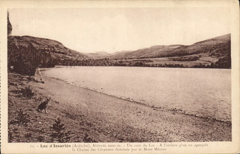 See Issarlès (Ardèche) — Höhe 1000 m — Ansicht des Sees, dominiert vom Mont Mézenc - Vorderseite