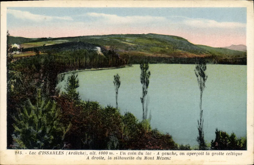 See Issarles (Ardèche) — alt. 4000 m. — Ein Eck des Sees — Links ist die keltische Höhle zu sehen. Rechts die Silhouette des Mont Mézens — Verlag Collard, Nr. 245 - Vorderseite