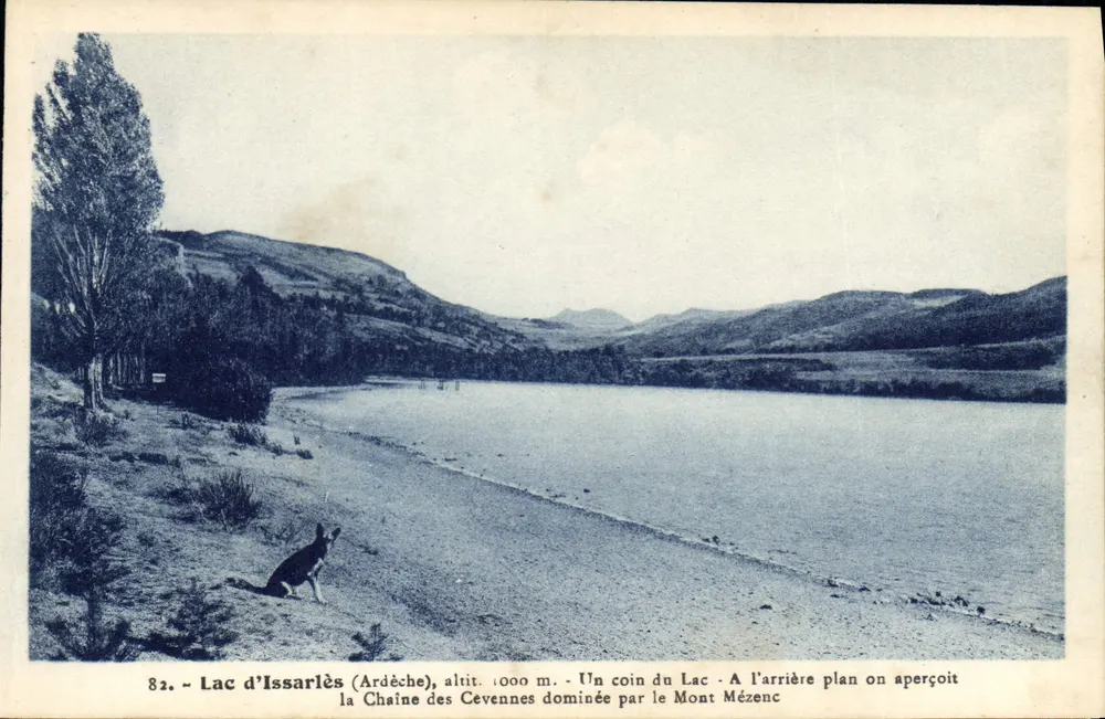 See Issarlès (Ardèche), H. 1000 m. — Eine Ecke des Sees, dominiert vom Mont Mézenc — Éditions Haond-Collard - Vorderseite