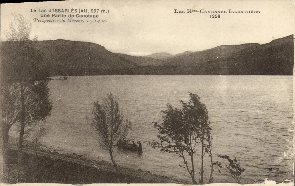 See von ISSARLÈS (Höhe 997 m.) — Ein Bootsfahrt — Perspektive des Mézenc, 1754 m. — Illustriertes Hochland der Cévennes 1258 - Vorderseite