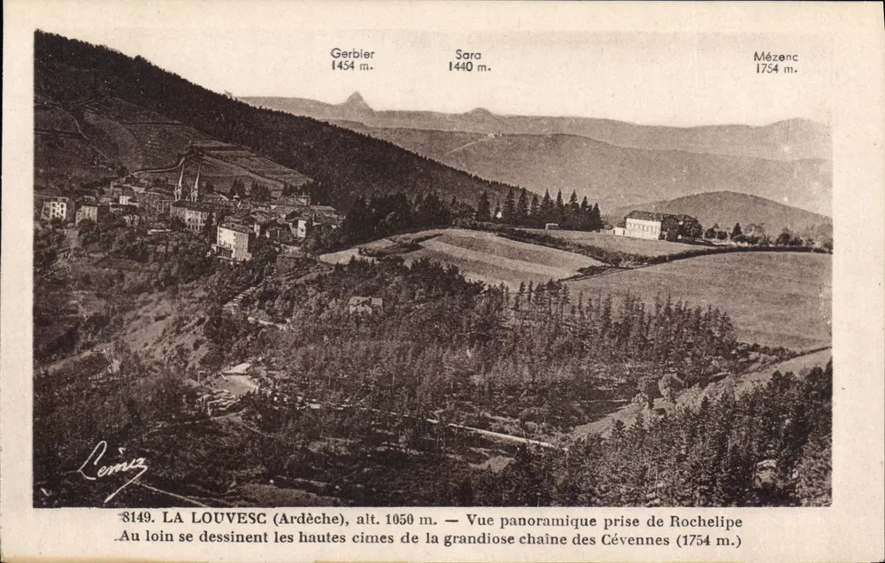 LA LOUVESC (Ardèche), H. 1050 m. — Panoramablick von Rochelipe - Vorderseite