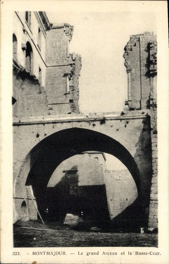 Montmajour — Der Große Bogen und der Unterhof — Photo Goerze, Arles, n°323 - Vorderseite